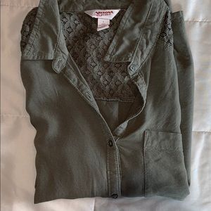 Sleeveless button up